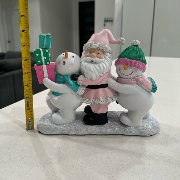 🆕 Christmas Resin Holiday Decor – Pink Santa & Snowmen Figurine! - Picture 4 of 7